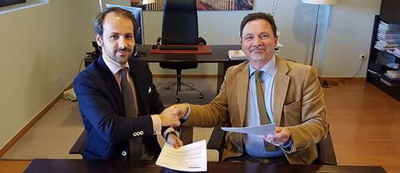 Professor Drew and Dr Castaneda shaking hands on the agreement